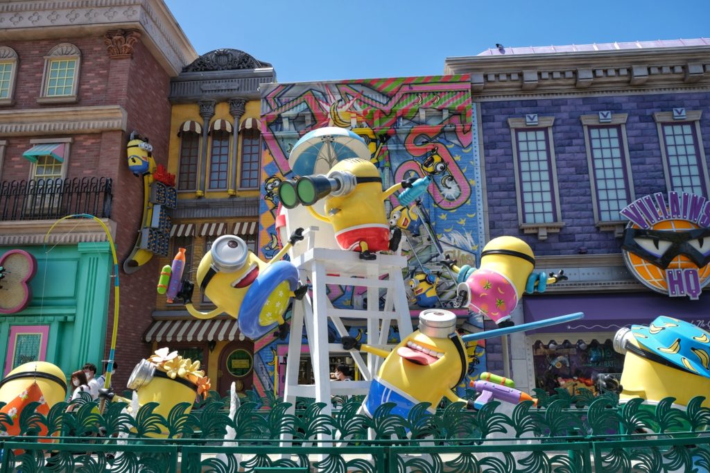 Statue de minions à la plage dans le parc Universal d'Osaka