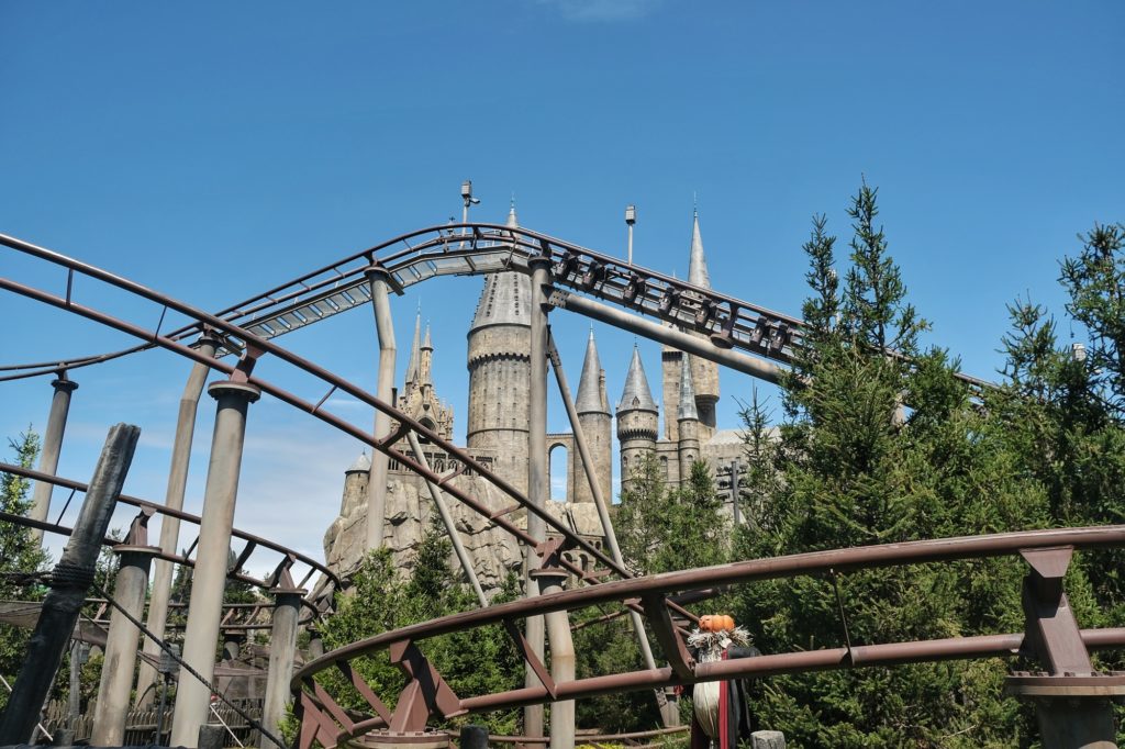 Les montagnes russes de l'hippogriffe de Hagrid dans le parc Universal d'Osaka