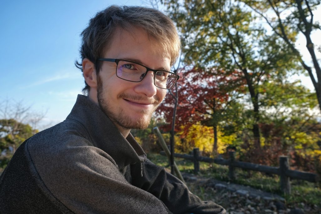 Vincent fait une pause devant quelques arbres aux couleurs d'automne sur la montagne Satsuki à Ikeda