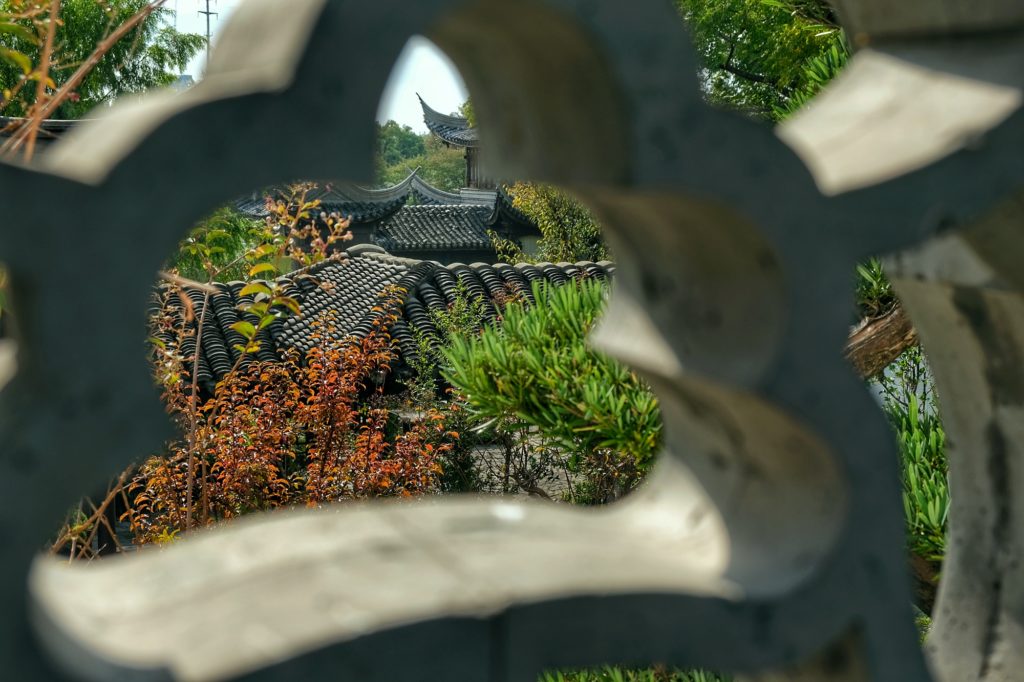 Vue dans le pavillon chinois du parc Tsurumi Ryokuchi d'Osaka