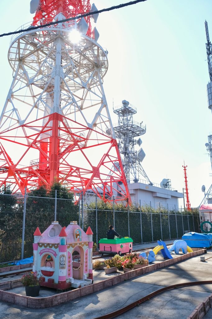 Petit train au pied des antennes du mont Ikomasan