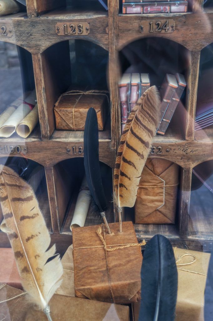 Les plumes qui écrivent toutes seules dans une vitrine d'un magasin de la zone Harry Potter à Universal Studios Japan