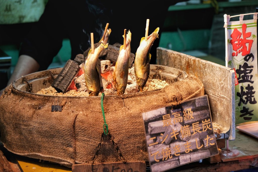 Poissons grillés à la braise dans une échoppe des chutes de Minoo