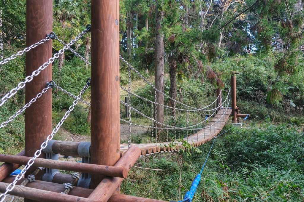 Un pont suspendu sur la randonnée de la montagne Satsukiyama à Ikeda