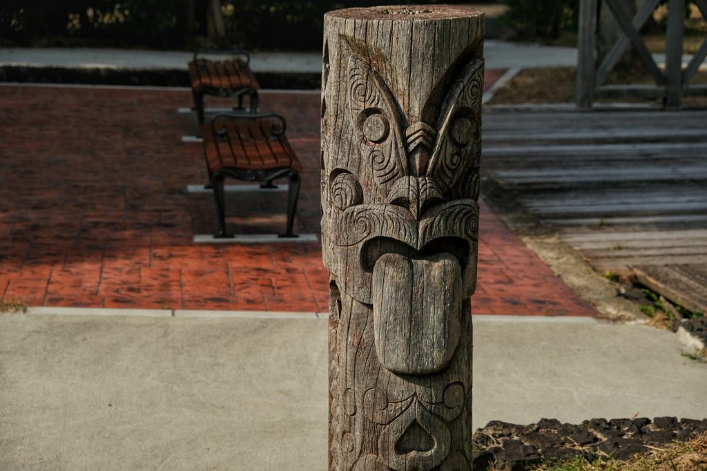 Un poteau sculpté de la zone néo-zélandaise de l'Expo '90 dans le parc Tsurumi Ryokuchi d'Osaka