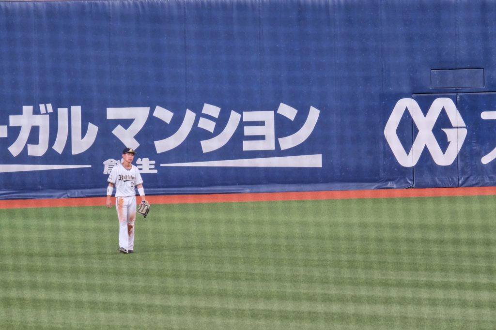 Un joueur d'Osaka prêt à rattraper la balle
