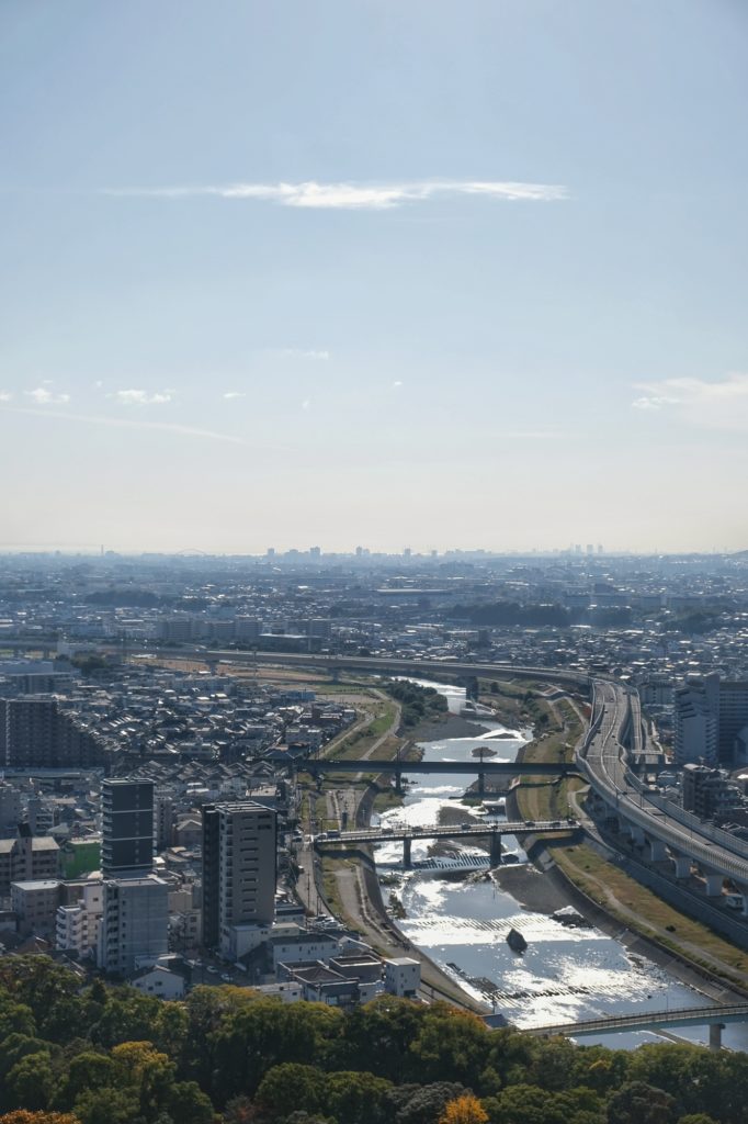 La rivière Ina en direction d'Osaka vue depuis la montagne Satsuki