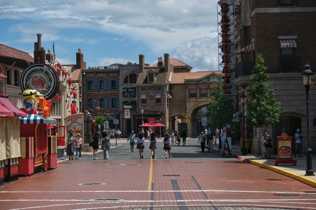 Les visiteurs déambulent dans les rues du parc Universal d'Osaka