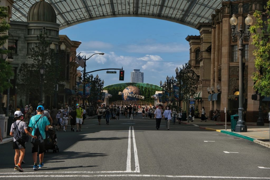 Rue principale et ses visiteurs du parc Universal d'Osaka