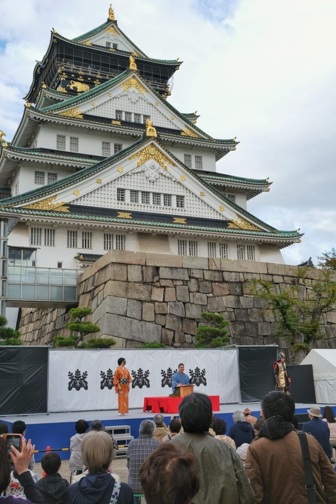 Scène avec des spectacles devant le château d'Osaka