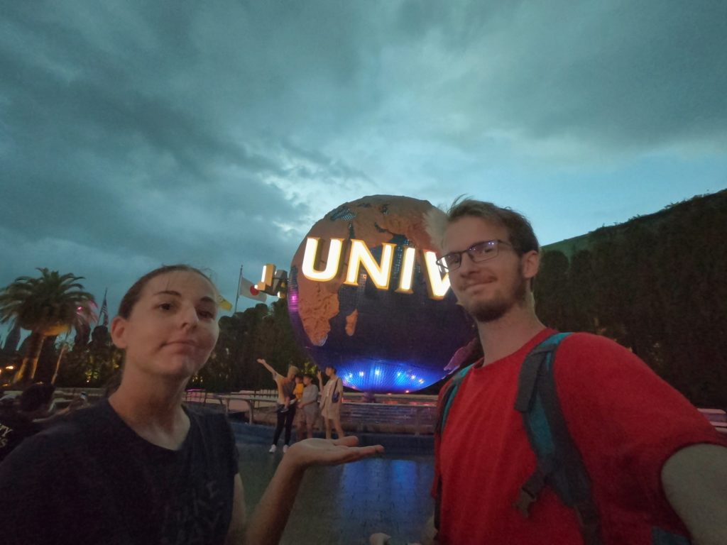 Selfie devant le globe d'Universal malgré la pluie légère
