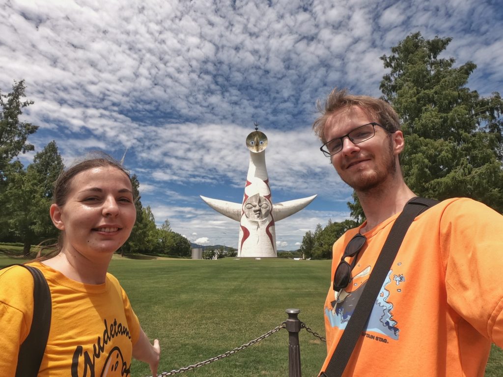 Un selfie avec la tour du Soleil du parc Exop '70 d'Osaka
