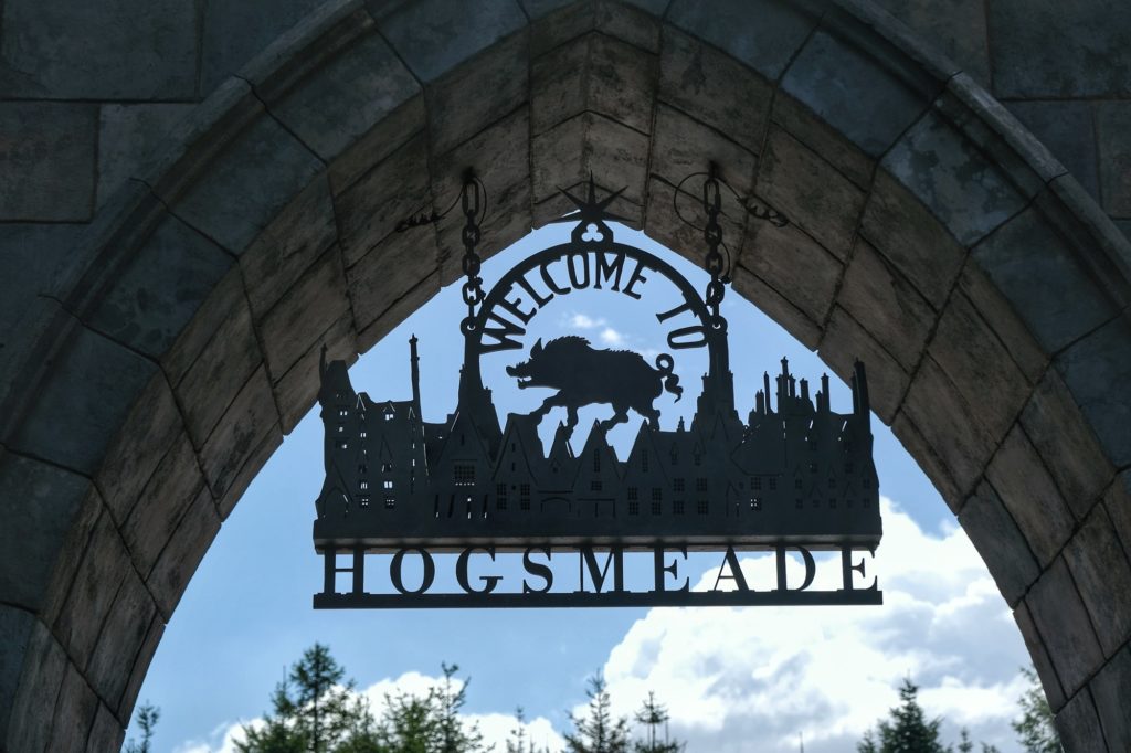 Le panneau d'entrée de Pré-au-Lard au parc Universal d'Osaka