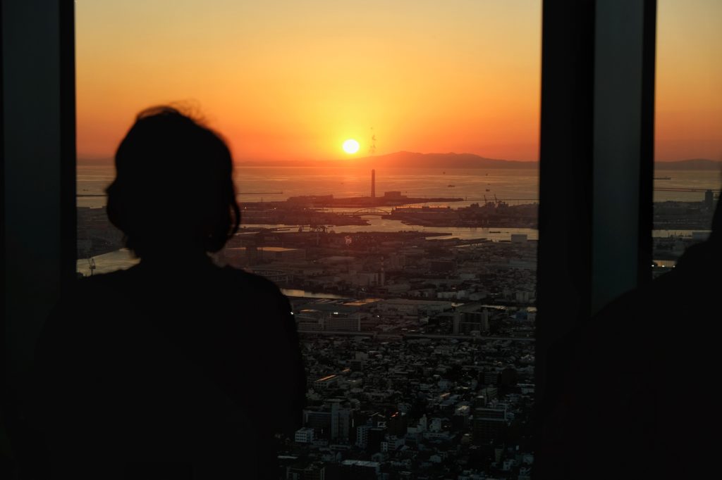 Une personne contemple le coucher de soleil sur la baie d'Osaka depuis le 60e étage de l'Abeno Harukas
