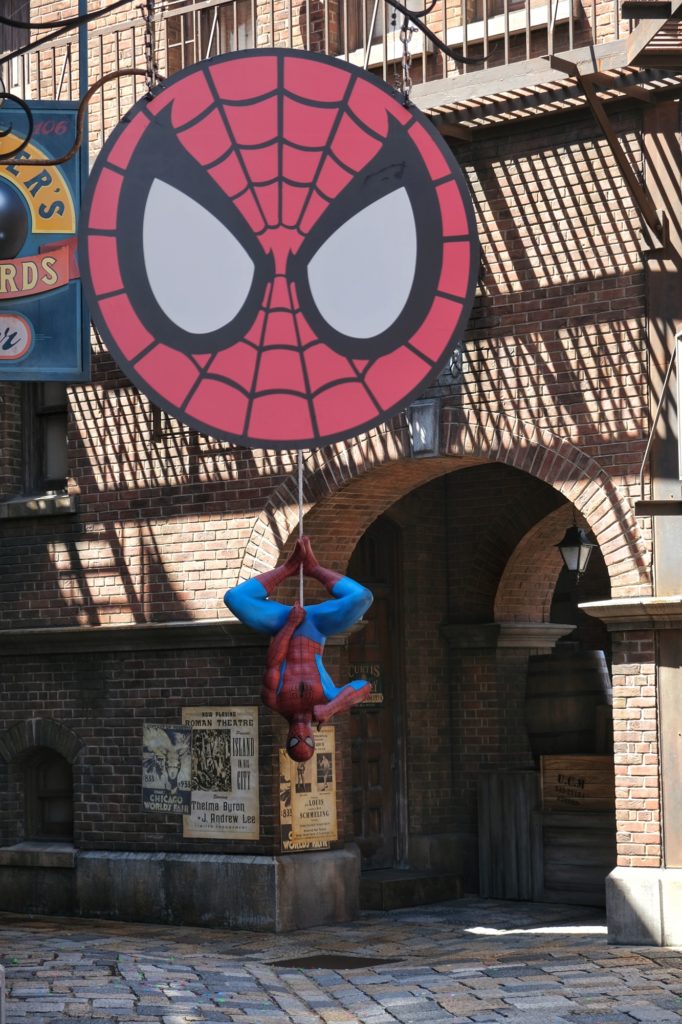 Spider-Man suspendu dans une ruelle inaccessible (impossible de refaire le baiser) au parc Universal d'Osaka