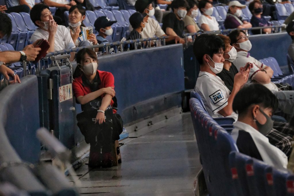 Une membre du staff du stade, prête à réprimander les personnes sans masque