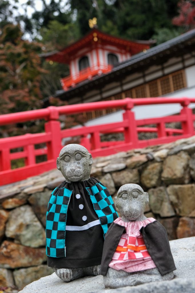 Des statues amusantes devant le pont du temple Ryuanji