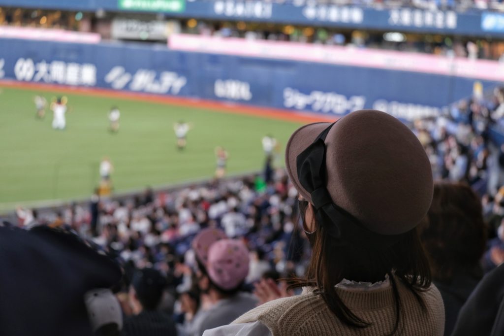 Une supportrice chic parmi les supporters d'Osaka