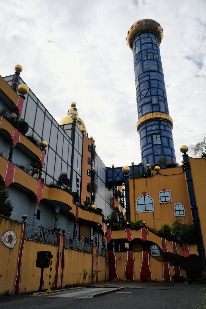 La tour et les bâtiments de l'usine de traitement des boues de Maishima conçue par Hundertwasser à Osaka