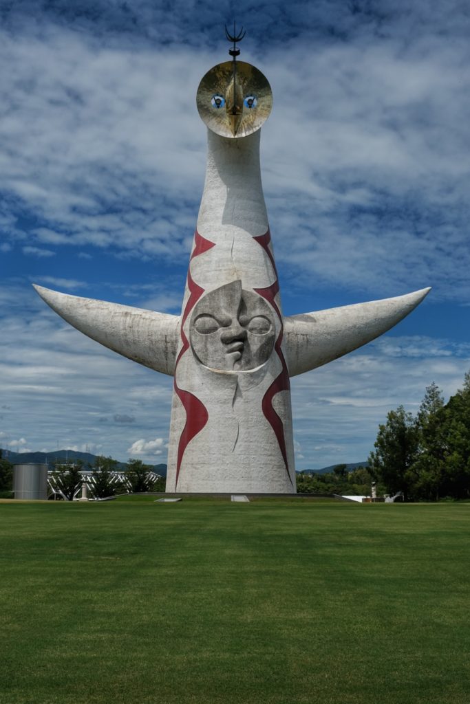 La tour du Soleil et son esplanade pelouse dans le parc Expo '70