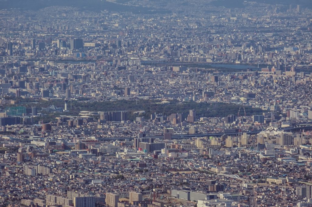 Le parc Tsurumi Ryokuchi vu depuis le parc d'attractions Ikomasanjo