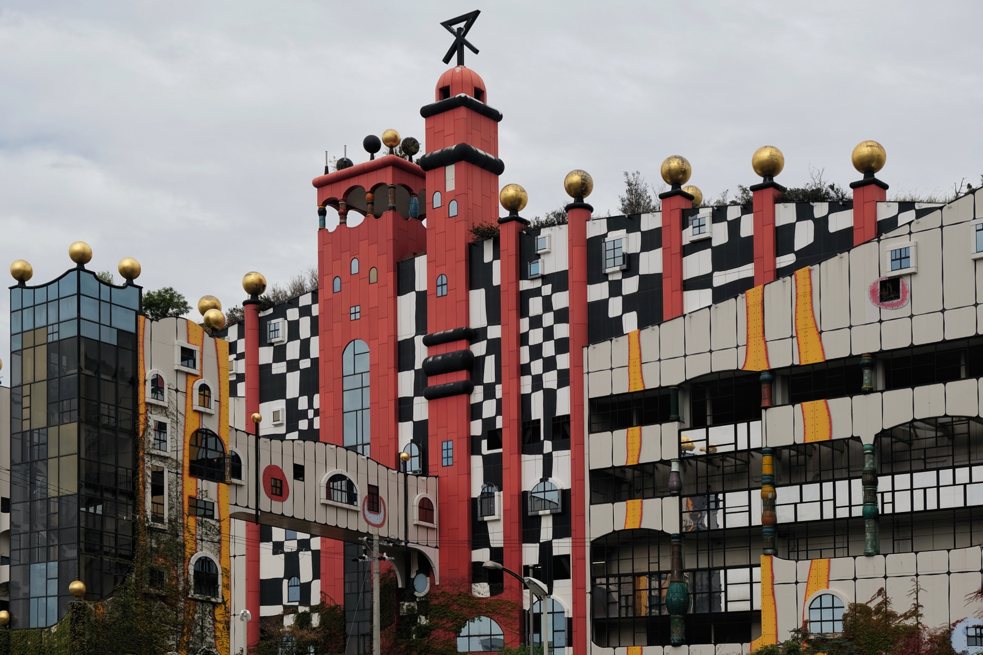 L'usine d'incinéarion de déchets réalisée par Hundertwasser avec ses décorations colorées