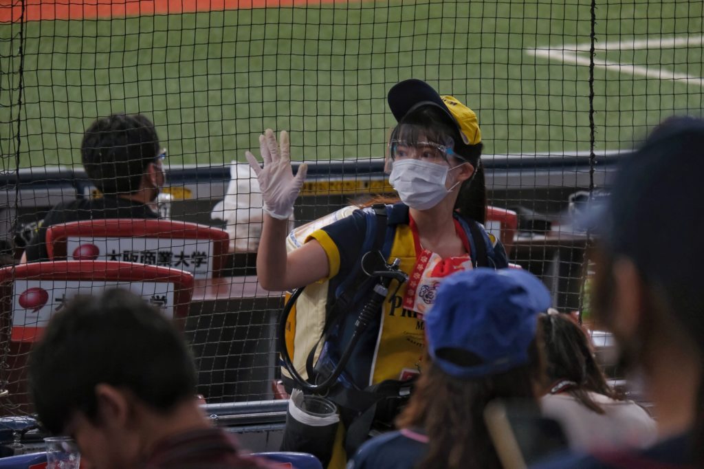 Une vendeuse de bière pendant le match de baseball