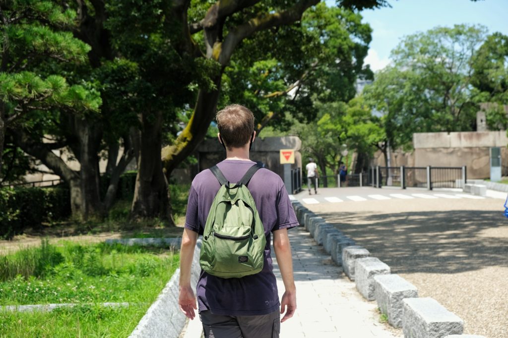 Vincent monte en direction du château sous le soleil