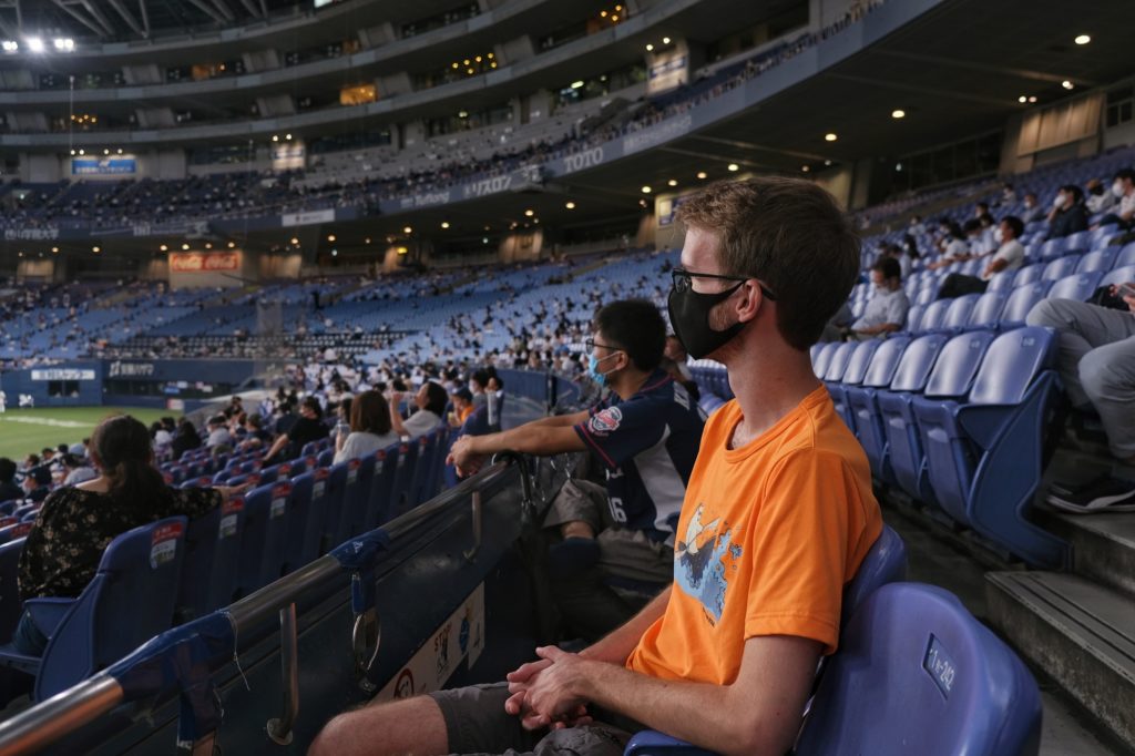 Vincent est captivé par le match de baseball