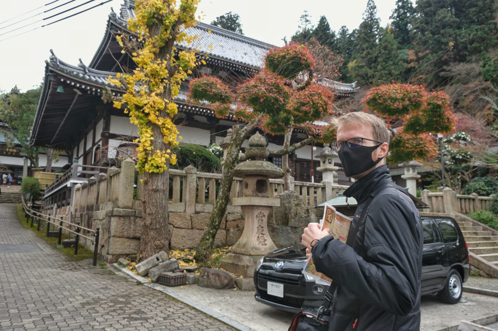 Vincent, très sérieux, devant le temple Onsenji à Arima Onsen