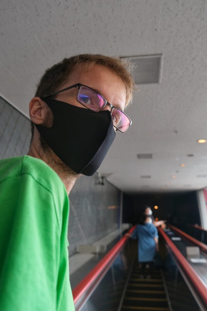 Vincent dans l'escalator qui nous mène vers le dernier étage de l'aquarium d'Osaka