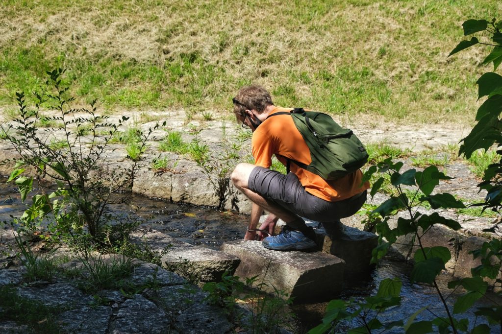 Vincent filme un ruisseau dans le parc Expo 70 d'Osaka
