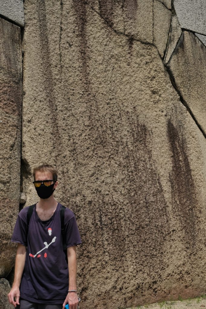 Vincent devant une grande pierre du mur du château d'Osaka