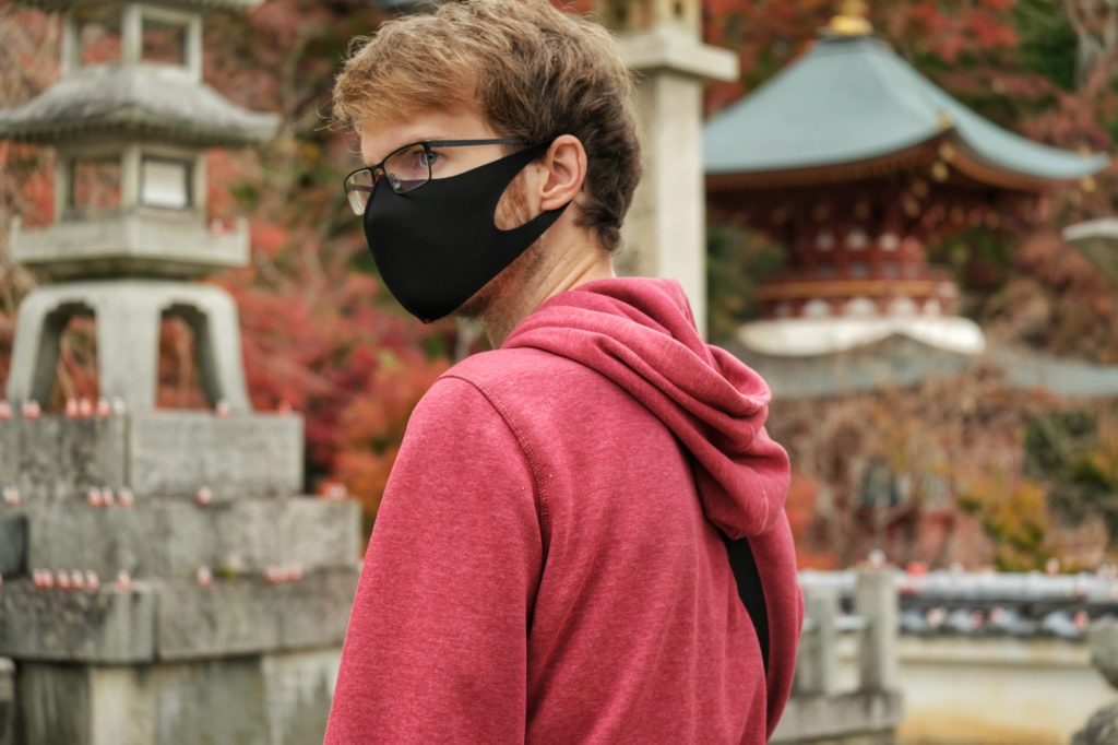 Vincent, le touriste masqué, au temple Katsuo-ji de Minoo