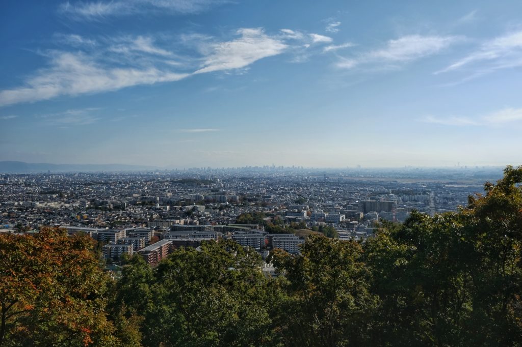 Vue de la plaine d'Osaka depuis le bas de la montagne Satsukiyama à Ikeda